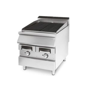 Descripción Parrilla eléctrica, zona de cocción de hierro fundido - Virtus. Parrilla eléctrica, zona de cocción de hierro fundido de la marca Virtus, fabricada en acero inoxidable de alta calidad. Paneles laterales, fondo y parte trasera de acero inoxidable. Bandeja de acero inoxidable AISI 304 20/10. Conducto de humos de hierro fundido esmaltado. Parrilla de cocción reversible de hierro fundido, versión inclinada para cocinar carnes grasas y con bandeja recogegrasas. Versión avión para pescado y verduras. Protección antisalpicaduras de 3 lados de acero inoxidable AISI 304 y bandeja recogegrasas extraíble y rellenable con agua para facilitar la limpieza. La evaporación del agua proporciona una textura tierna a los alimentos asados. Resistencias con blindaje de Incoloy instaladas bajo la parrilla. Botones especialmente diseñados para evitar la entrada de agua en el panel de control. Dimensiones (mm): L800 P900 H870 Peso (kg): 98.00 Potencia: eléctrica Potencia (kW): 15.000 Capacidad: 720 x 640 mm Voltaje: 400 Frecuencia: 50/60 Fase: 3F+N